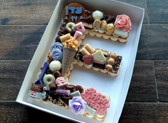 עוגת מספרים E- שתי שכבות בצק שקדים פריך במילוי קרם מסקרפונה ווניל אמיתי עם שוקולד מובחר...<br>בתוספת הקדשה אישית ו"גלידת" פופקורן...<br>
                                             