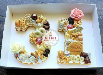 עוגת מספרים 31 - שתי שכבות בצק שקדים פריך במילוי קרם מסקרפונה ווניל אמיתי עם שוקולד מובחר<br>בתוספת מקרונים והקדשה אישית
                                             