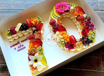 עוגת מספרים 70 - שתי שכבות בצק שקדים פריך במילוי קרם מסקרפונה וניל עם שוקולד מובחר, פירות טריים <br>בתוספת מקרונים והקדשה אישית
                                             