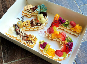 עוגת מספרים 25 - שתי שכבות בצק שקדים פריך במילוי קרם מסקרפונה וניל עם שוקולד מובחר, פירות טריים <br>בתוספת מקרונים והקדשה אישית
                                             