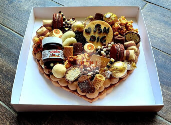 עוגת מספרים לב - שתי שכבות בצק פריך קקאו במילוי גנאש שוקולד מוקצף עם שוקולד מובחר <br>בתוספת מקרונים והקדשה אישית
                                             