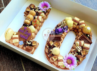 עוגת מספרים 10 - שתי שכבות בצק פריך קקאו במילוי גנאש שוקולד מוקצף עם שוקולד מובחר <br>בתוספת מקרונים והקדשה אישית
                                             