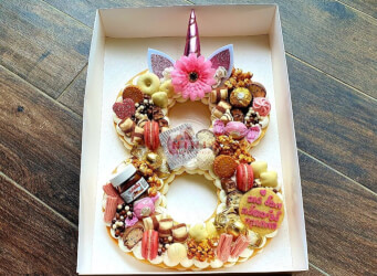 עוגת מספרים 8 - שתי שכבות בצק שקדים פריך במילוי קרם מסקרפונה וניל עם שוקולד מובחר <br>בתוספת מקרונים והקדשה אישית
                                             