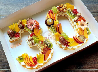 עוגת מספרים 30 - שתי שכבות בצק שקדים פריך במילוי קרם מסקרפונה וניל עם שוקולד מובחר, פירות טריים <br>בתוספת מקרונים והקדשה אישית
                                             