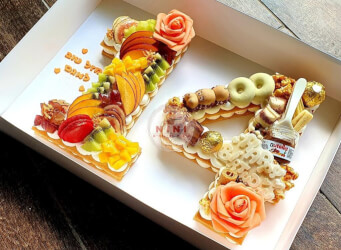 עוגת מספרים 14 - שתי שכבות בצק שקדים פריך במילוי קרם מסקרפונה וניל עם שוקולד מובחר, פירות טריים <br>בתוספת מקרונים והקדשה אישית
                                             