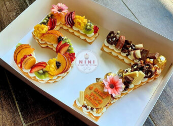 עוגת מספרים 57 - שתי שכבות בצק שקדים פריך במילוי קרם מסקרפונה וניל עם שוקולד מובחר <br>בתוספת מקרונים והקדשה אישית
                                             