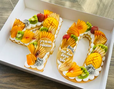 עוגת מספרים 40 - עשויה בצק פריך שקדים עדין, במילוי קרם וניל קטיפתי ומעוטרת בשפע של פירות העונה טריים וצבעוניים. קינוח פרווה מושלם לחגיגה מיוחדת.