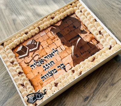 עוגת גן בר מצווה מלבנית עם דף סוכר של הכותל המערבי, נראית מלמעלה ובזווית קלה